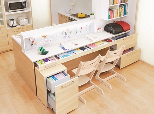 Integrated study nook dan penyimpanan Rumah Menshin